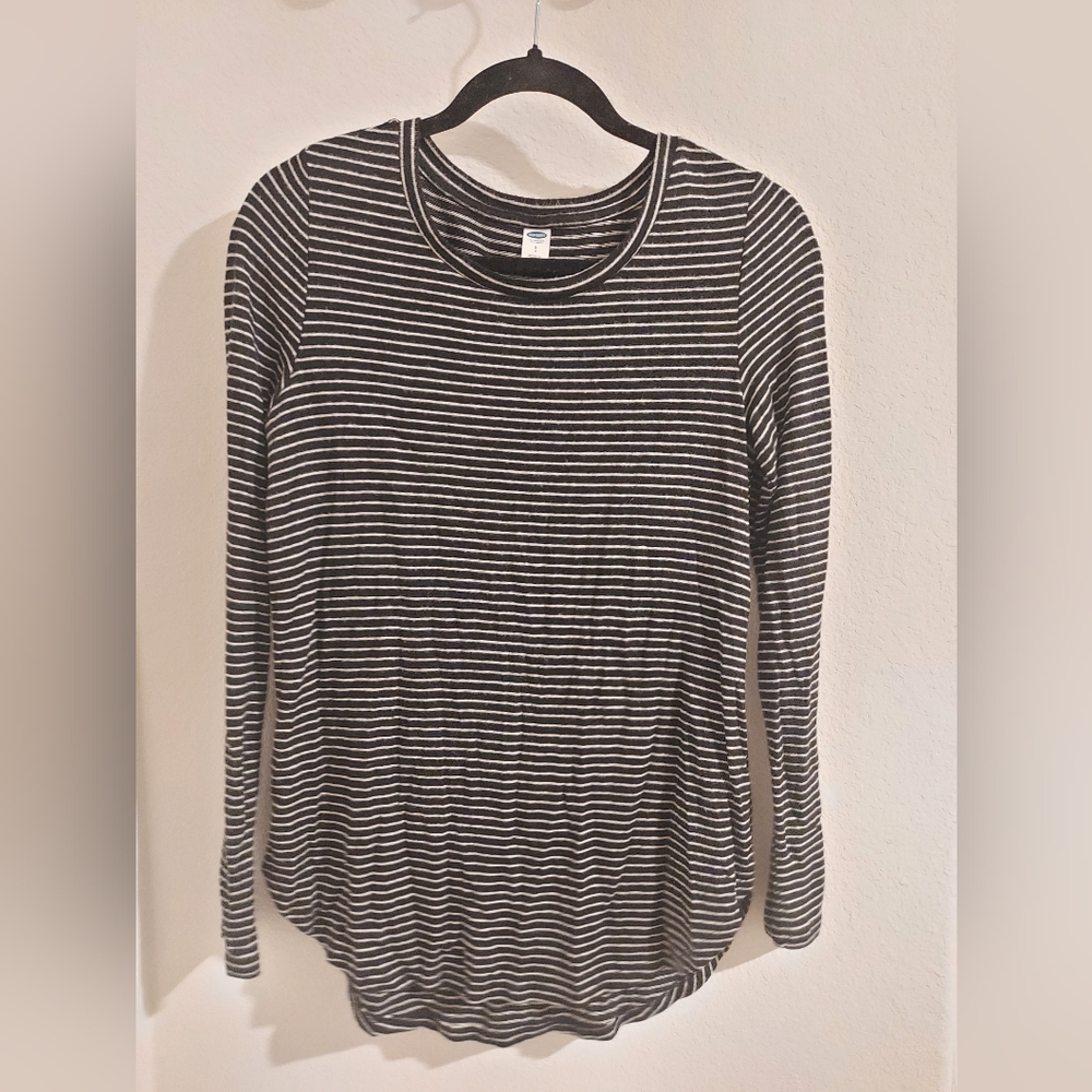 Old Navy black and white striped long sleeve small